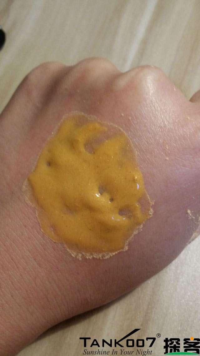 客戶買了紫光手電驗熒光劑，先拿面膜大姨媽巾開刀 