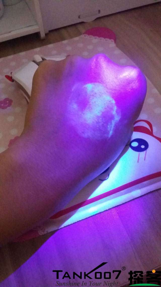 客戶買了紫光手電驗熒光劑，先拿面膜大姨媽巾開刀 