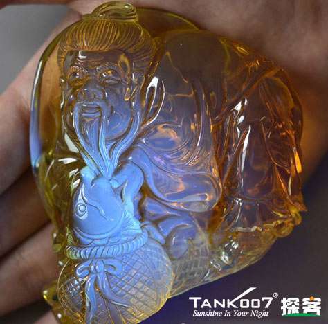 網(wǎng)上用紫光手電鑒定琥珀的帖子這么多，哪個(gè)是真假？