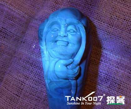 網(wǎng)上用紫光手電鑒定琥珀的帖子這么多，哪個(gè)是真假？